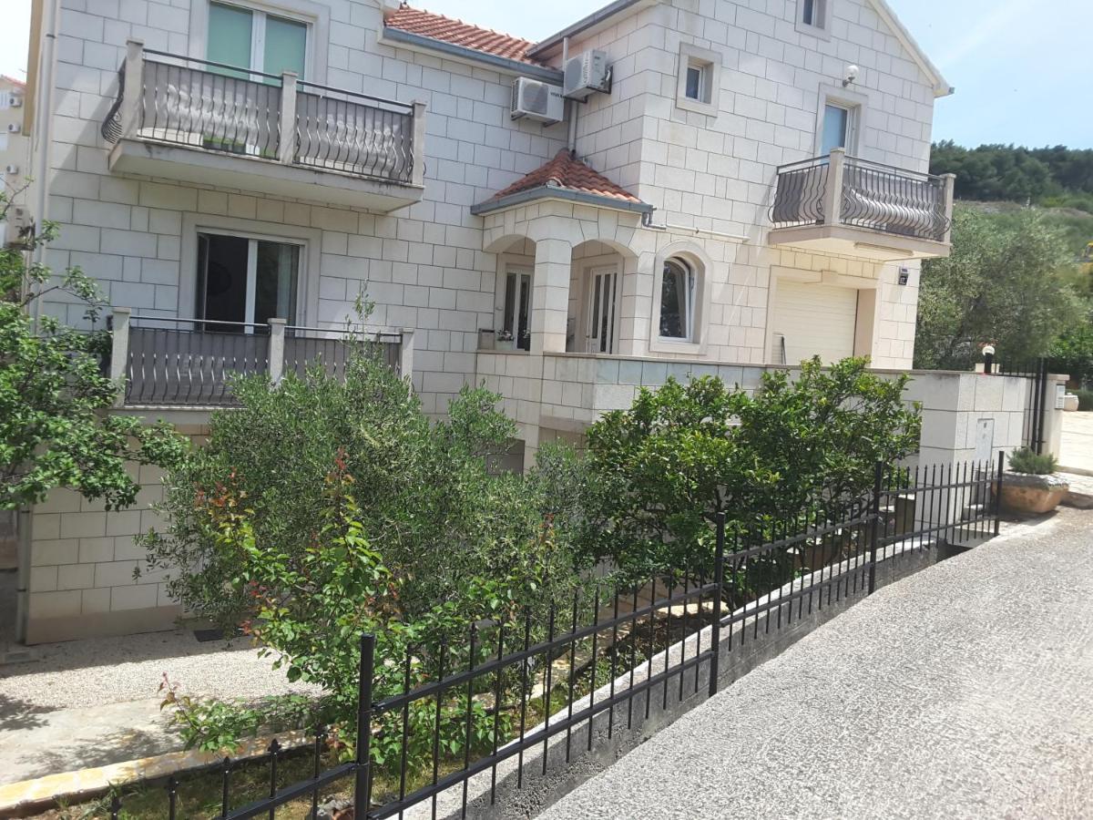 Apartments Nives Supetar Luaran gambar