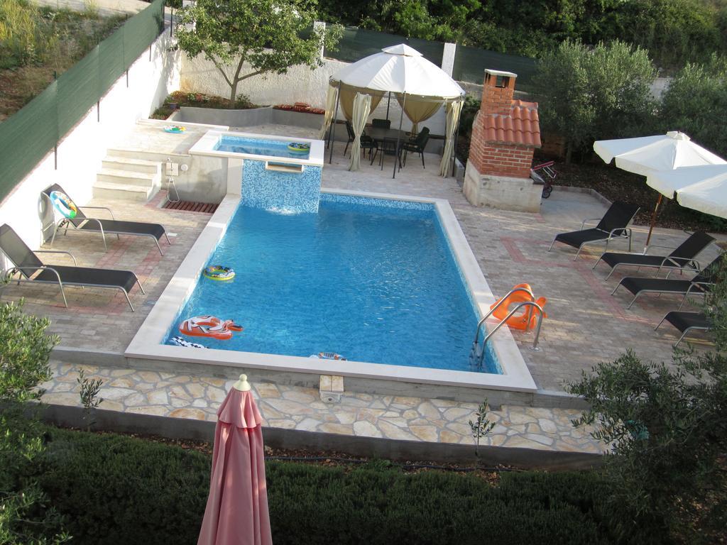 Apartments Nives Supetar Luaran gambar