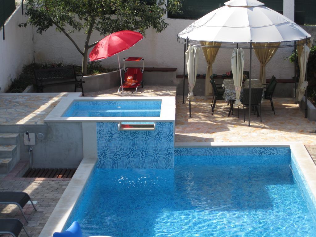Apartments Nives Supetar Luaran gambar