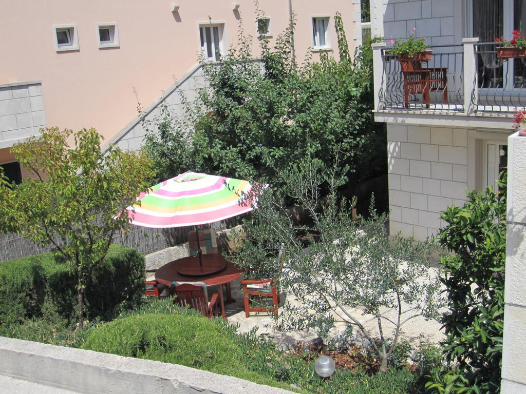 Apartments Nives Supetar Luaran gambar