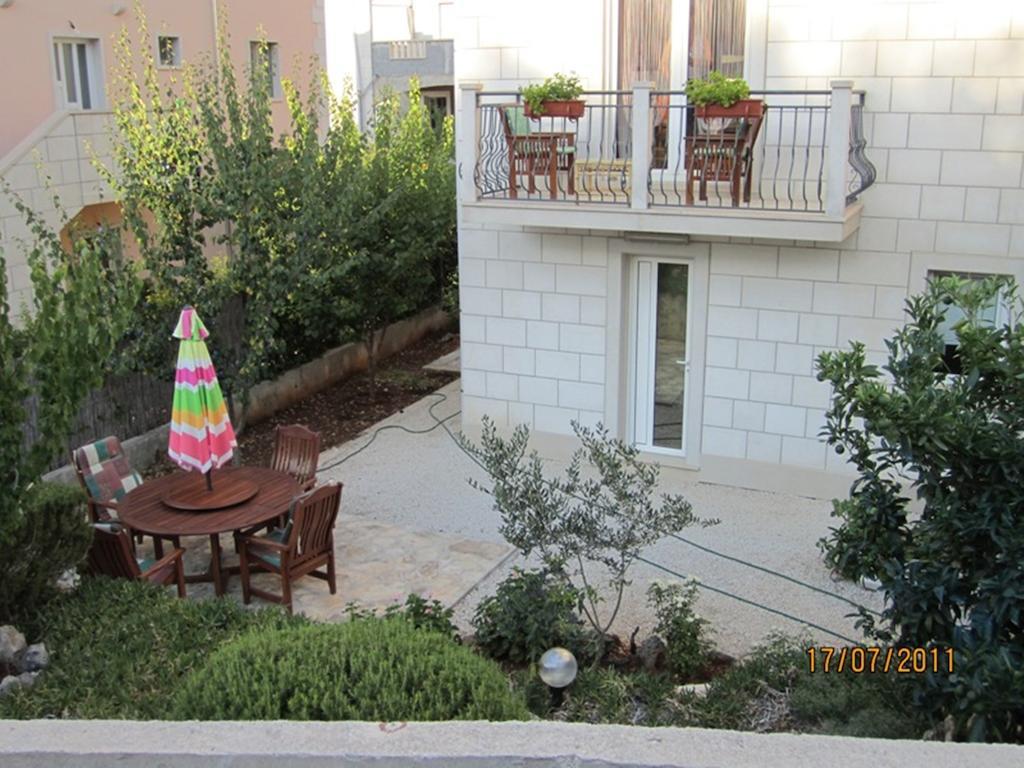 Apartments Nives Supetar Luaran gambar