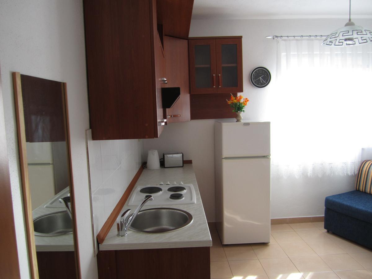 Apartments Nives Supetar Luaran gambar