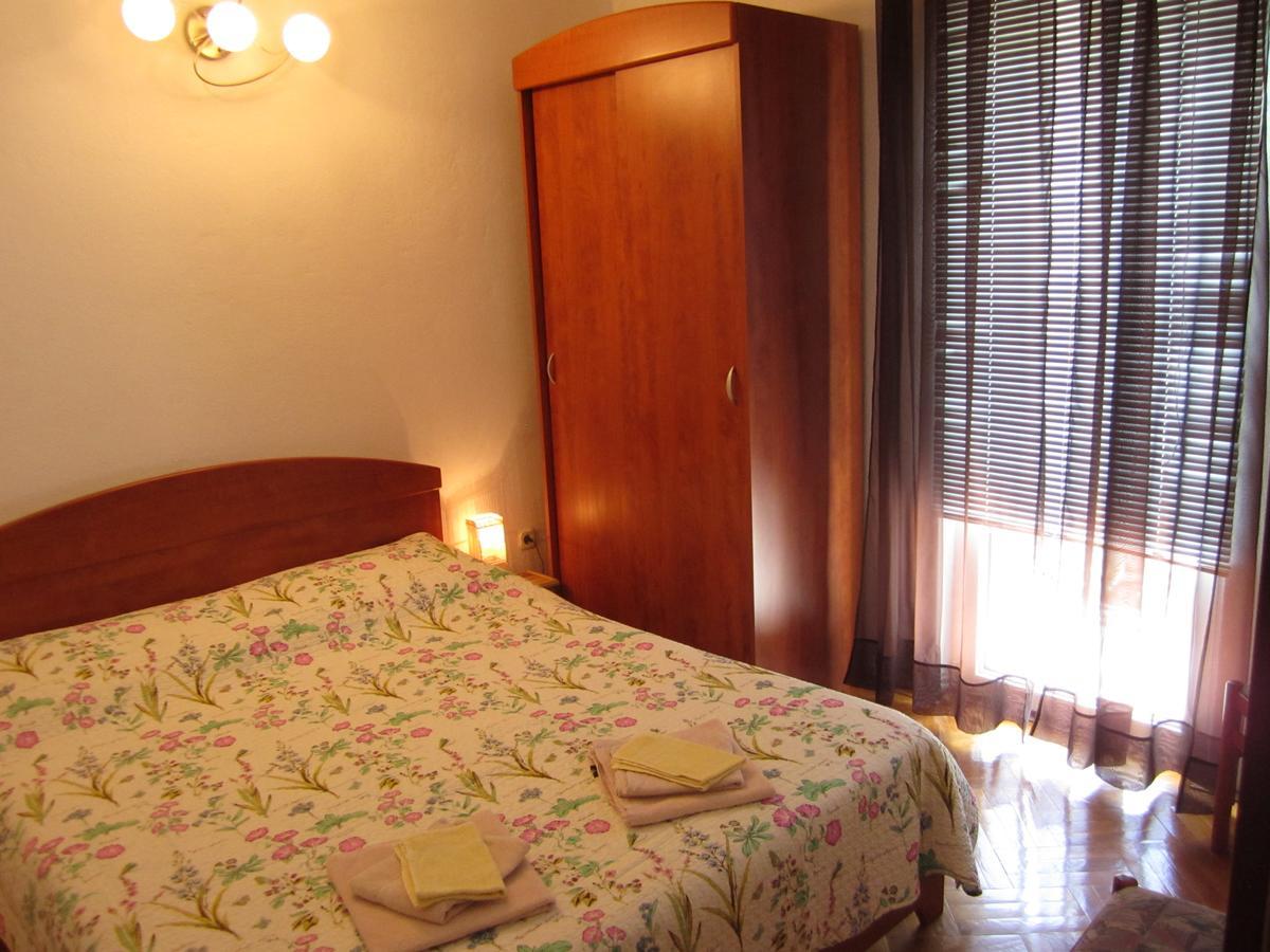 Apartments Nives Supetar Luaran gambar