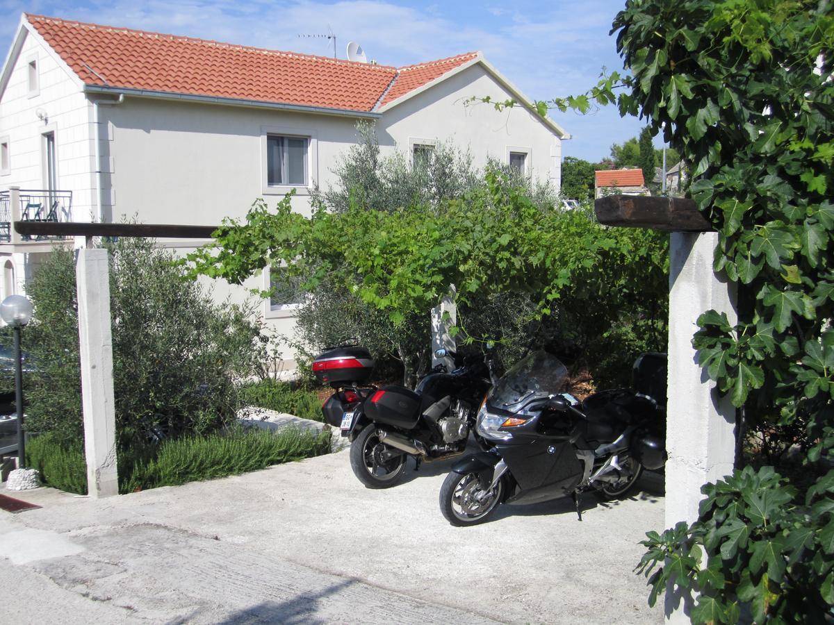 Apartments Nives Supetar Luaran gambar
