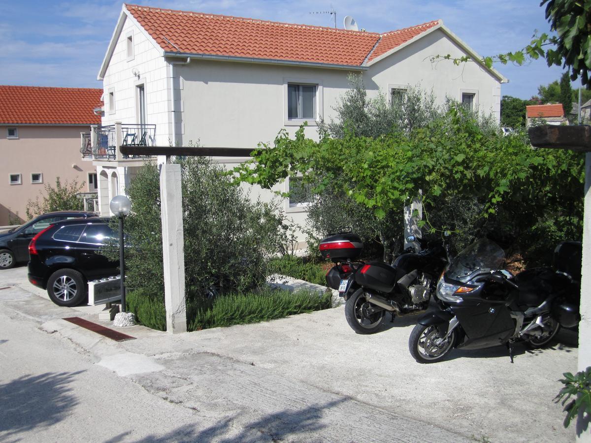 Apartments Nives Supetar Luaran gambar