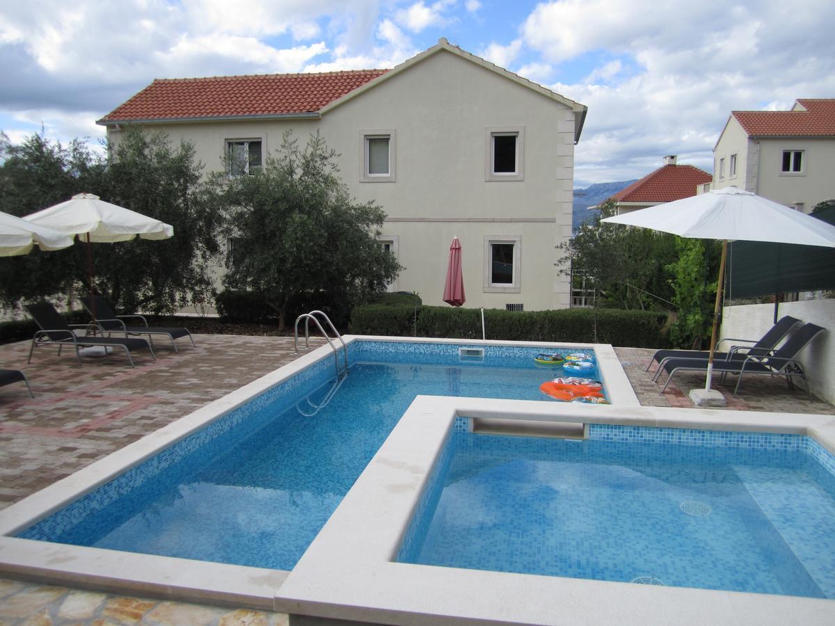 Apartments Nives Supetar Luaran gambar