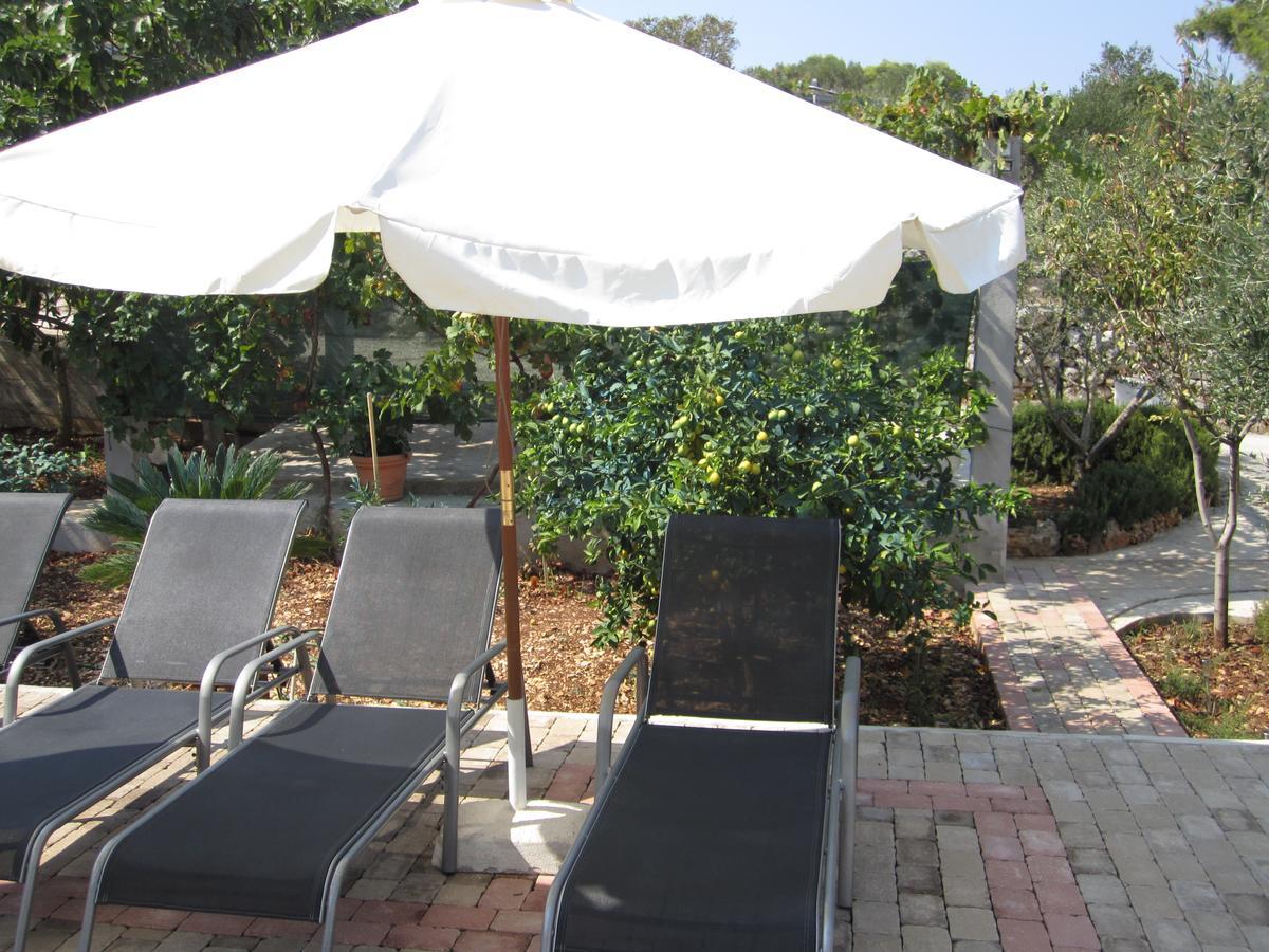 Apartments Nives Supetar Luaran gambar
