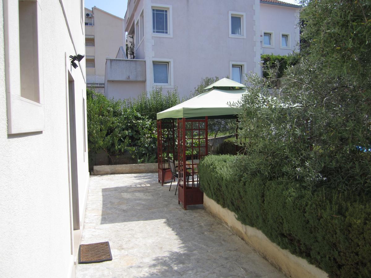 Apartments Nives Supetar Luaran gambar