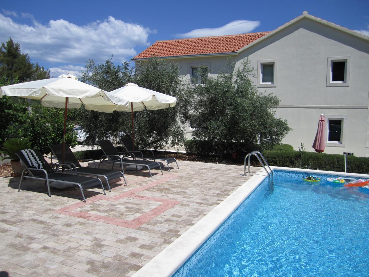 Apartments Nives Supetar Luaran gambar