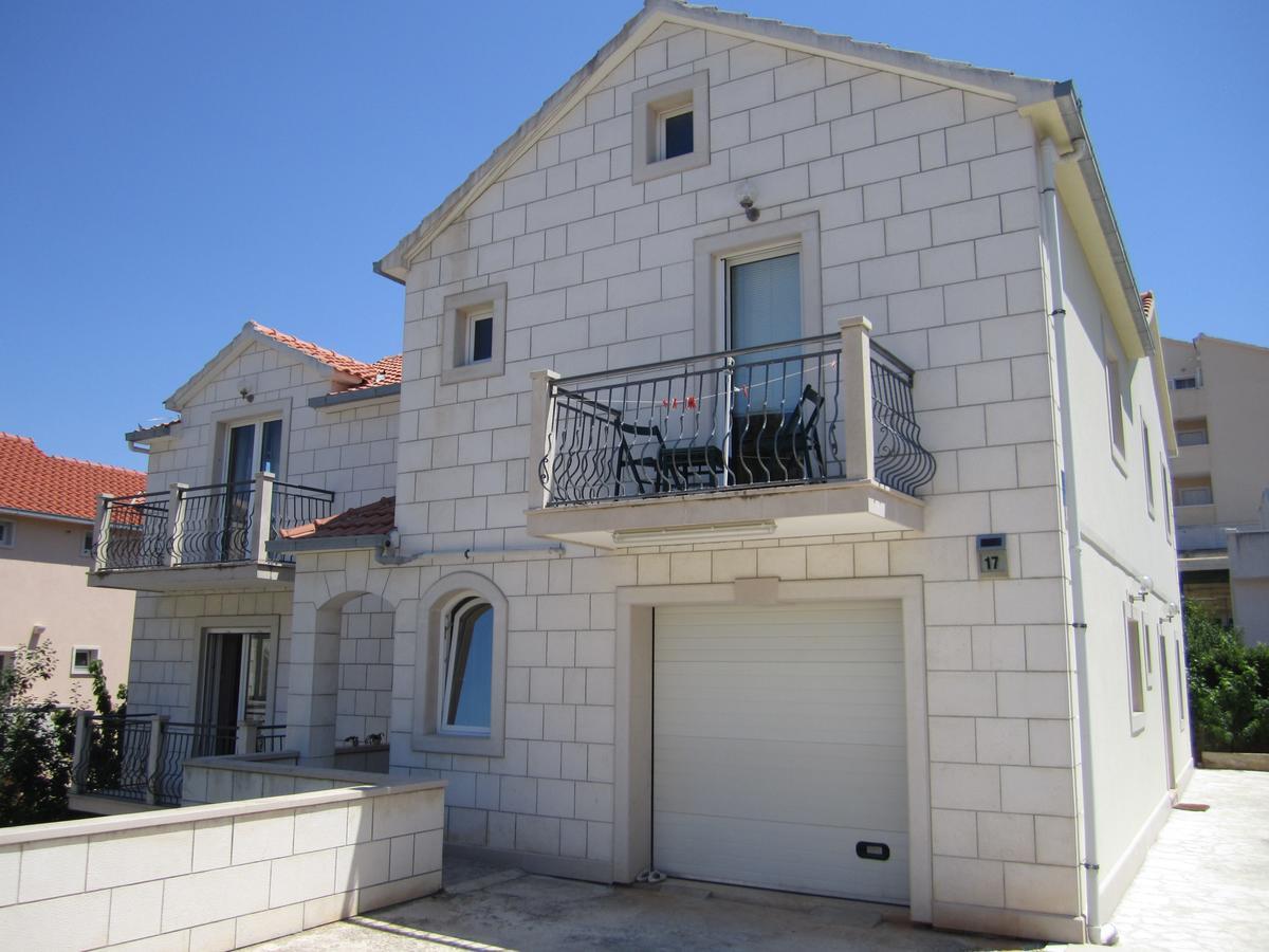 Apartments Nives Supetar Luaran gambar