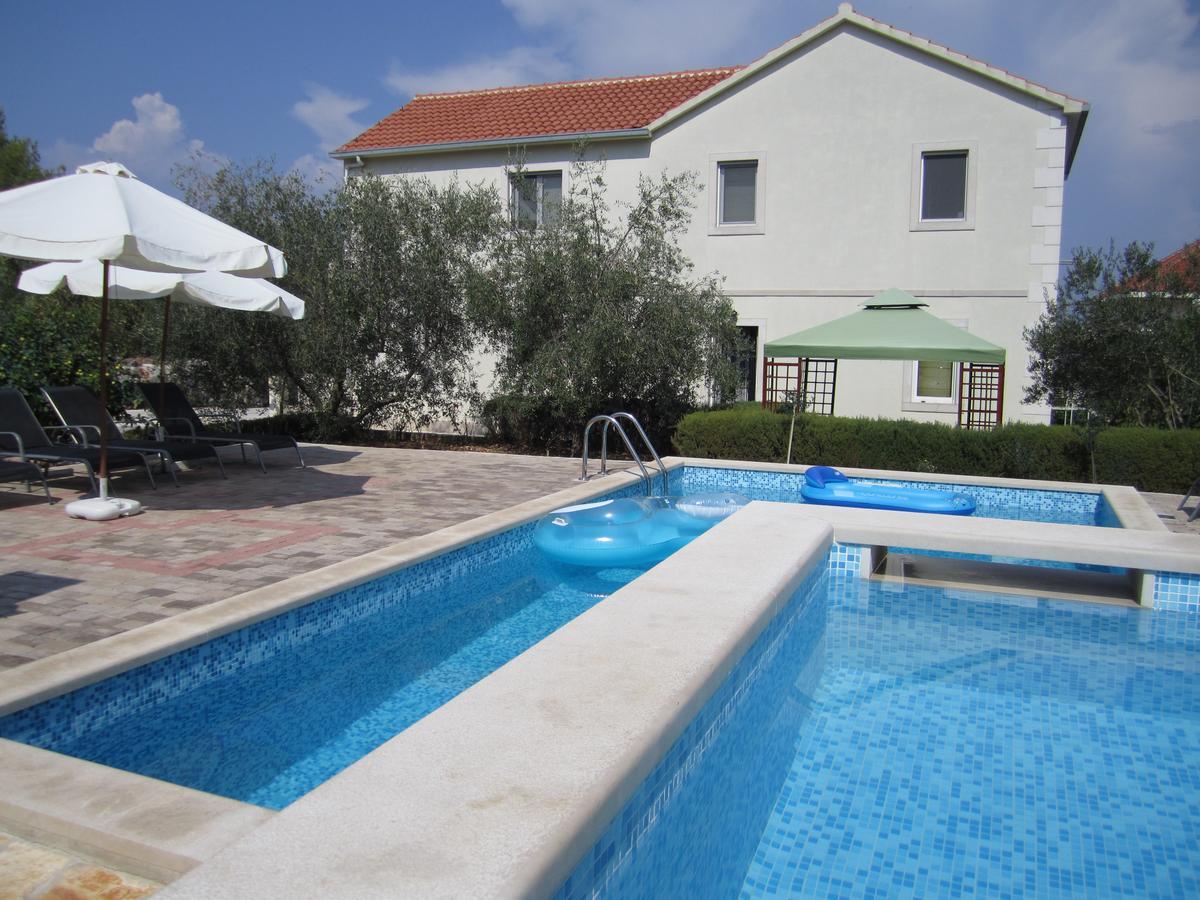 Apartments Nives Supetar Luaran gambar