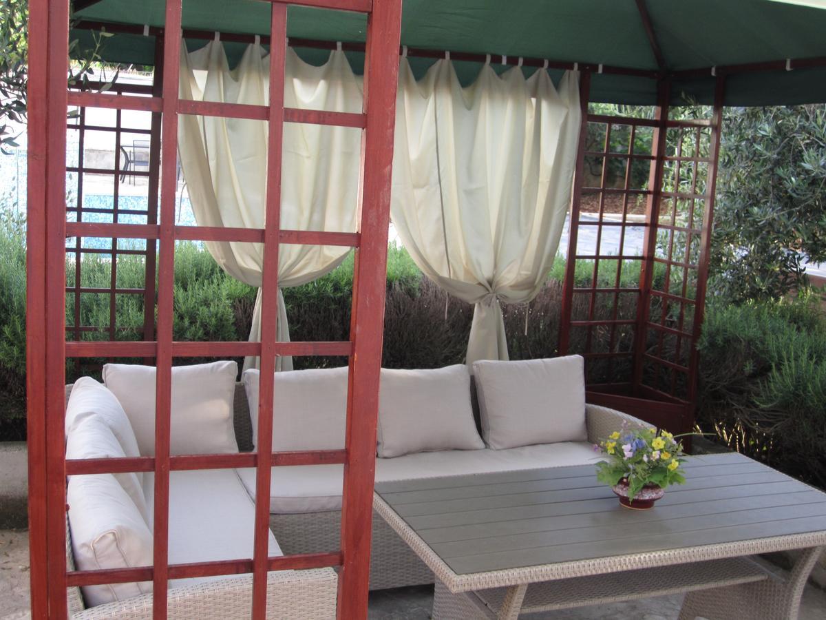 Apartments Nives Supetar Luaran gambar