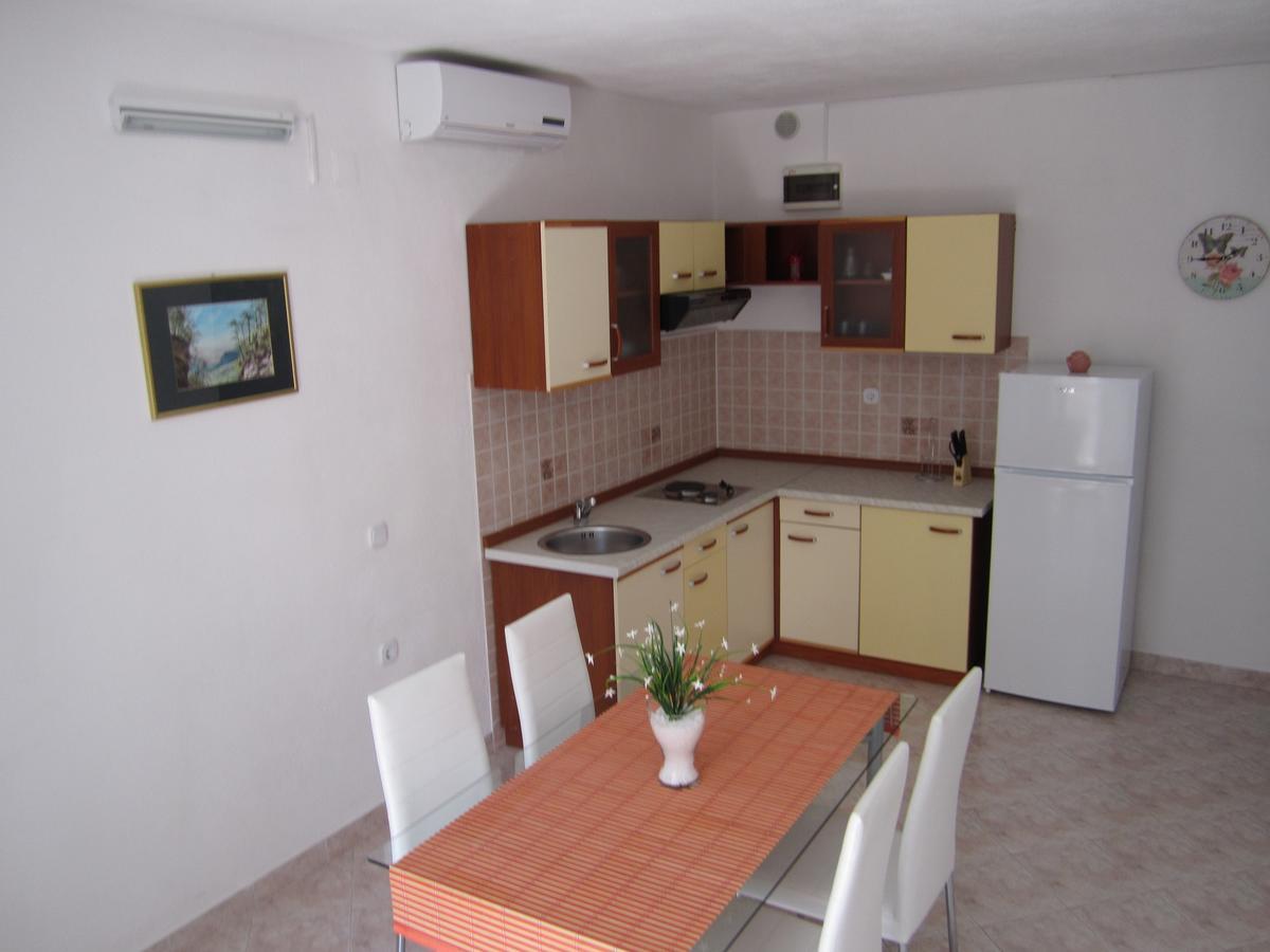 Apartments Nives Supetar Luaran gambar